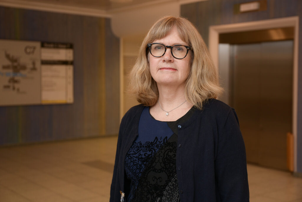 En kvinne med briller