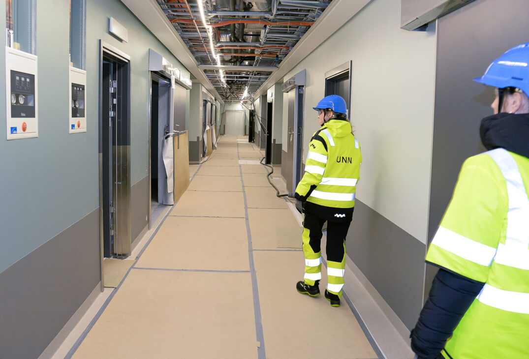 Omvisning i nymalte korridorer, Nye UNN Narvik.