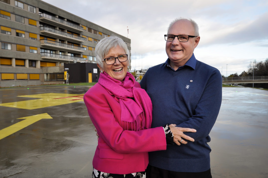 En mann og en kvinne står sammen utenfor