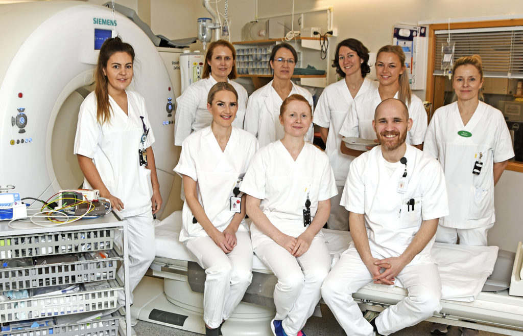 En gruppe mennesker i hvite laboratoriefrakker