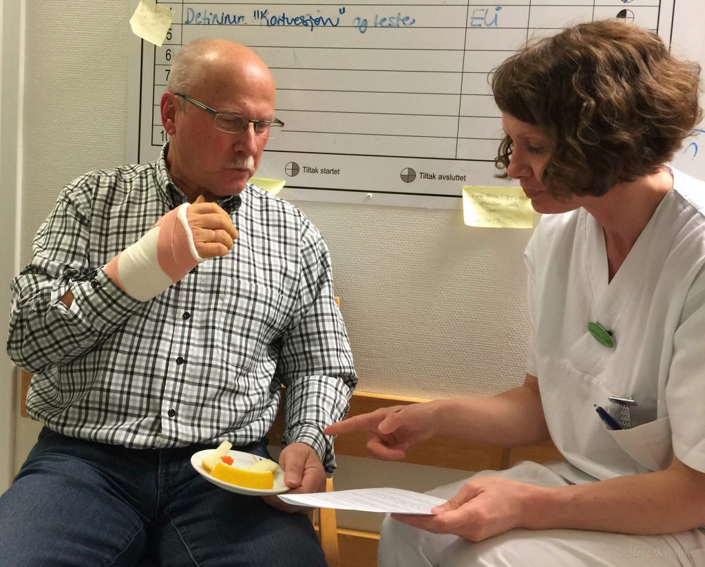 En mann og en kvinne som sitter ved et bord