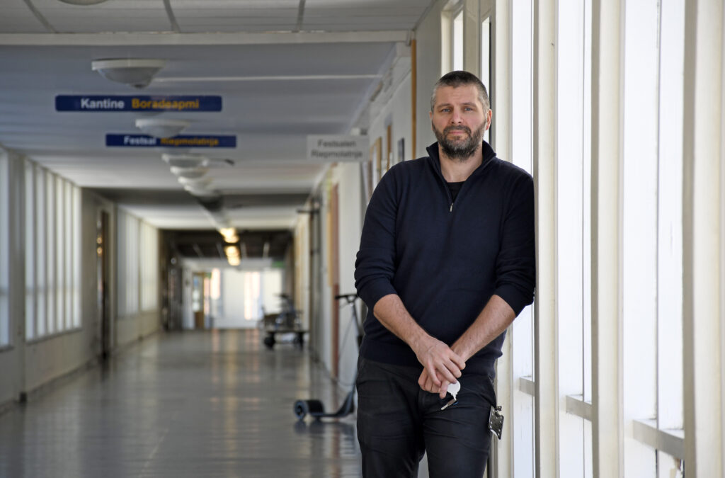 En mann som står i en korridor