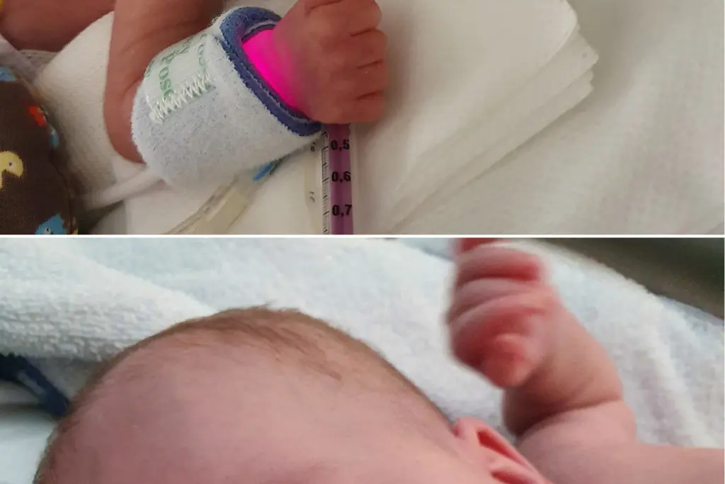 En baby som ligger på et teppe