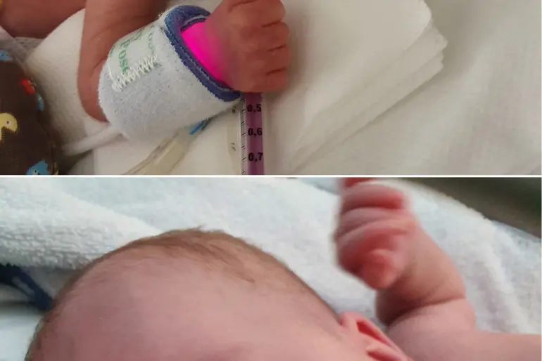 En baby som ligger på et teppe