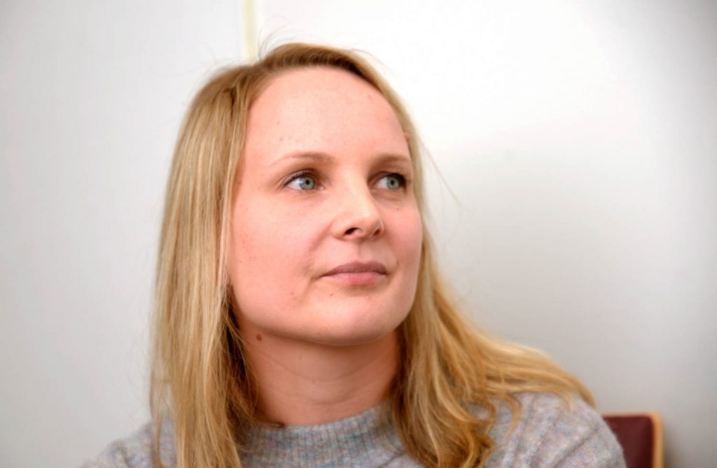 En kvinne med blondt hår