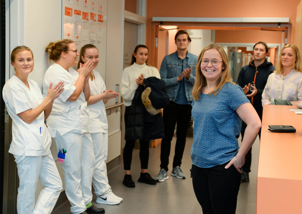 En gruppe mennesker som står i et rom