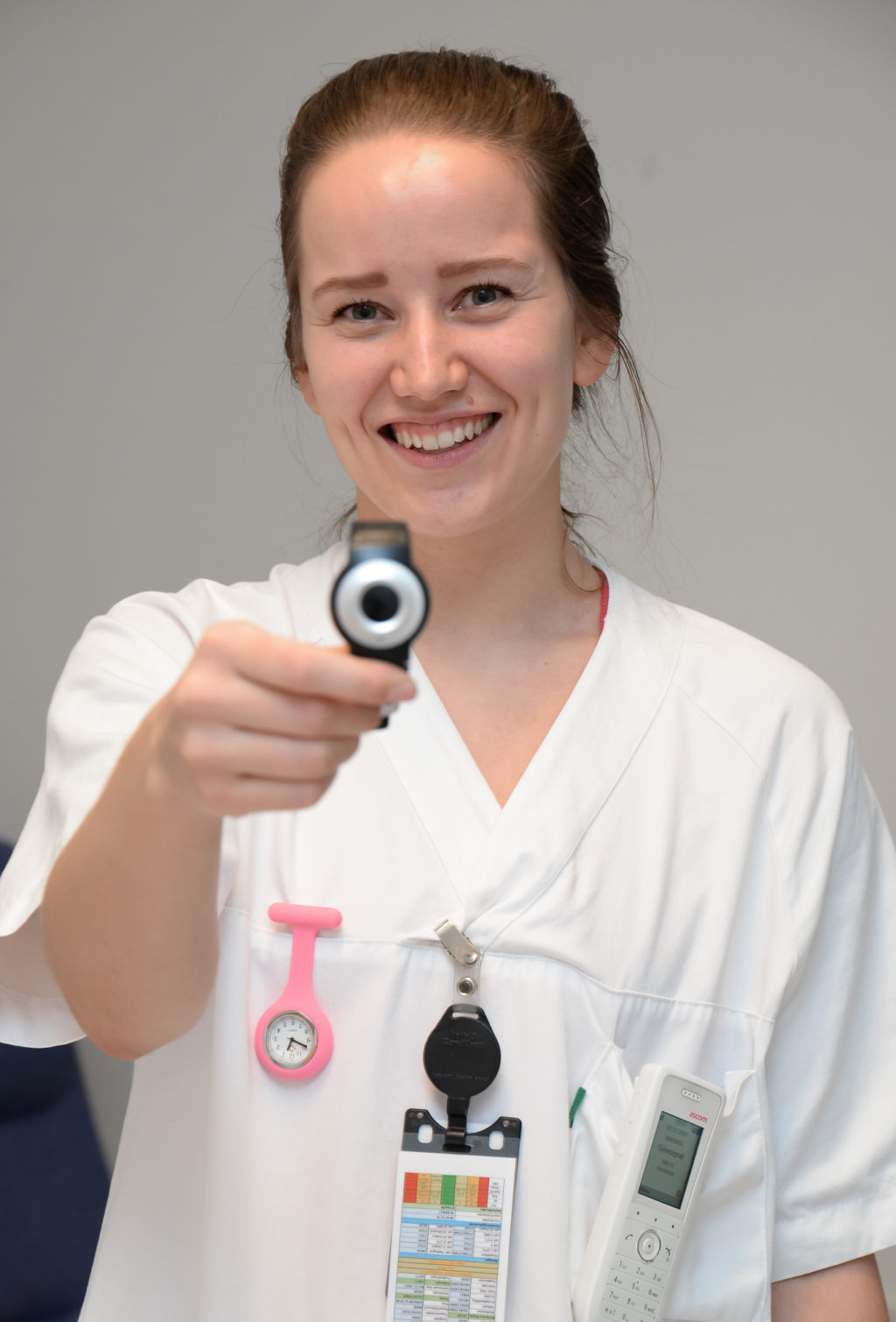 En person iført hvit frakk