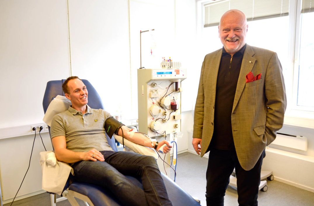 En mann og en kvinne på et sykehusrom