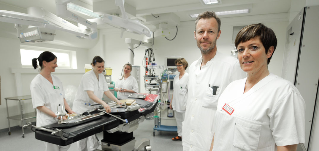 En gruppe mennesker i hvite laboratoriefrakker