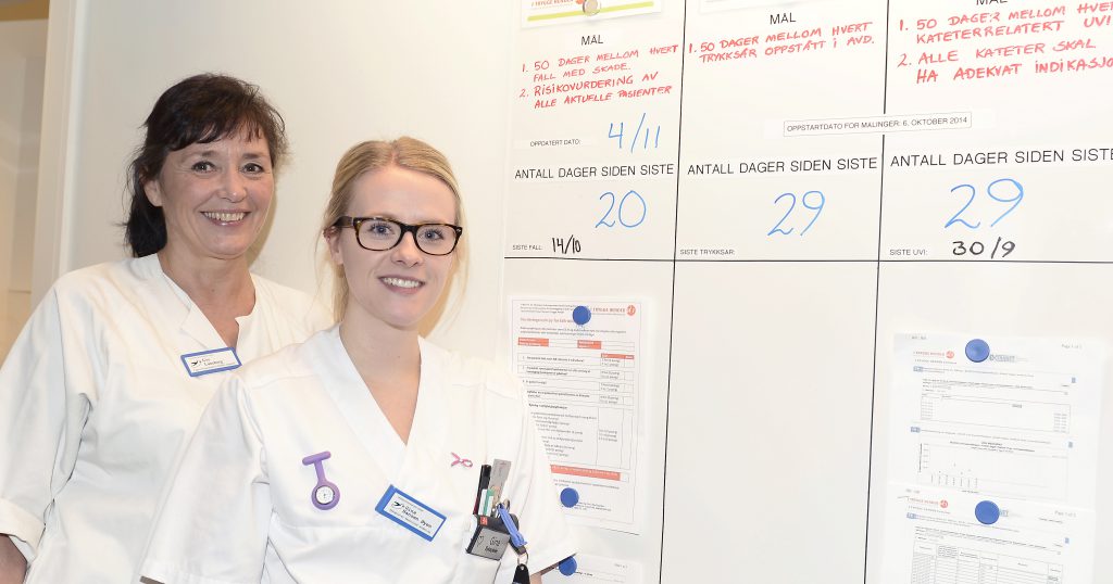 Gry Luneborg (til venstre) og Gina Øyen ved kvalitetstavla som de daglig benytter ved sengepostavdelingen ved UNN Narvik. Målet er måltall på 50, da får de kake fra sjefen. Luneborg har jobbet ved sykehuset i 28 år, de 14 siste som sykepleier. Øyen var ferdigutdannet for tre år siden. Foto: Per-Christian Johansen