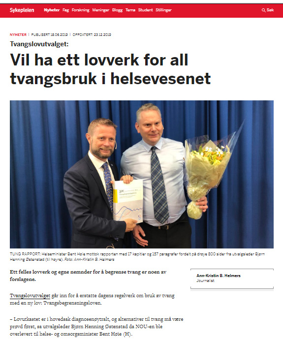 To menn som holder et trofé