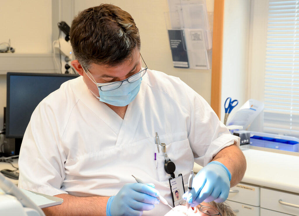 En person som bærer maske og hansker