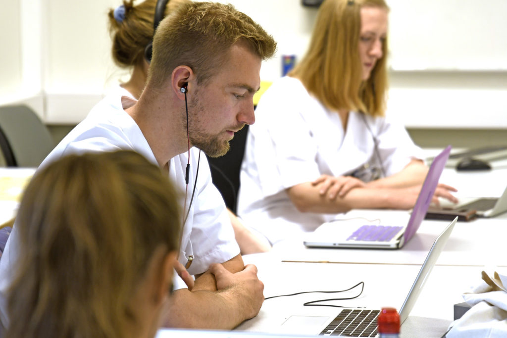 En gruppe mennesker som ser på en bærbar PC