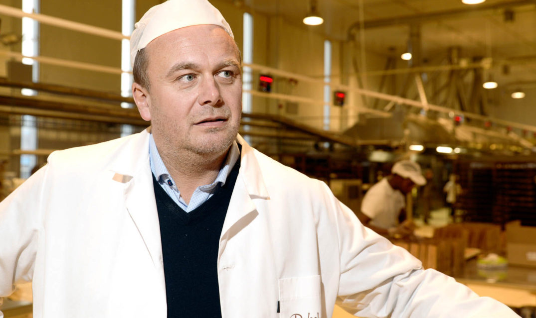 En mann iført hvit frakk