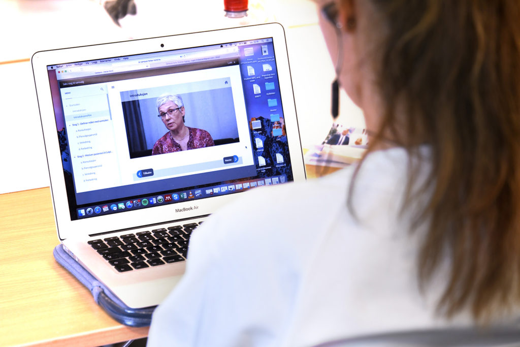 En person som bruker en bærbar PC