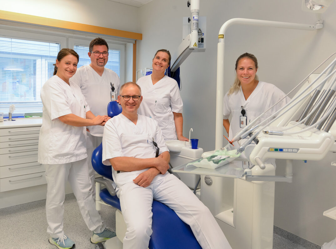 En gruppe mennesker i hvite laboratoriefrakker