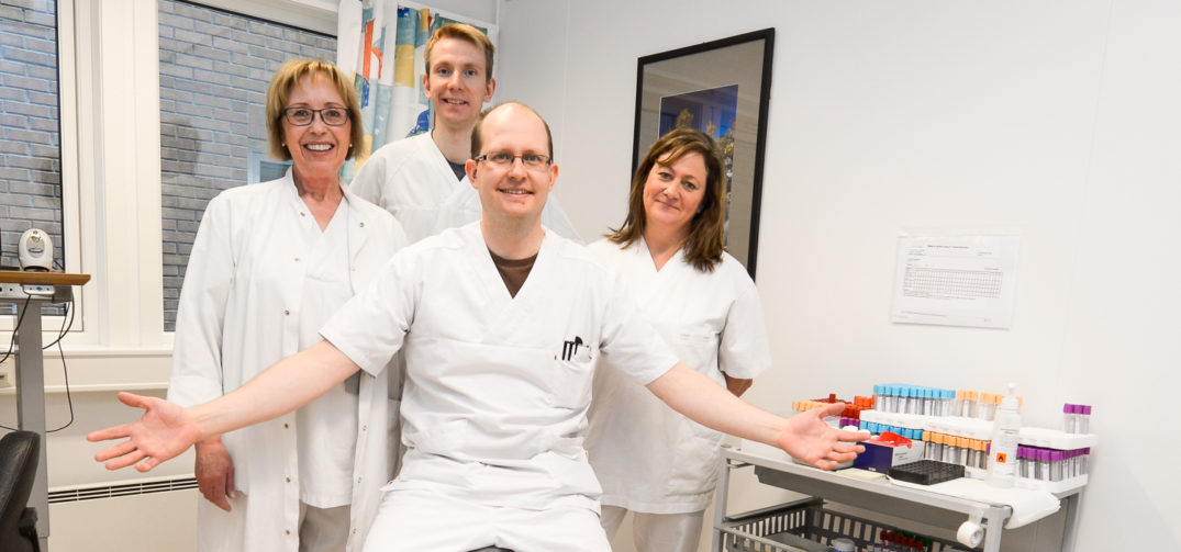 En gruppe mennesker i hvite laboratoriefrakker