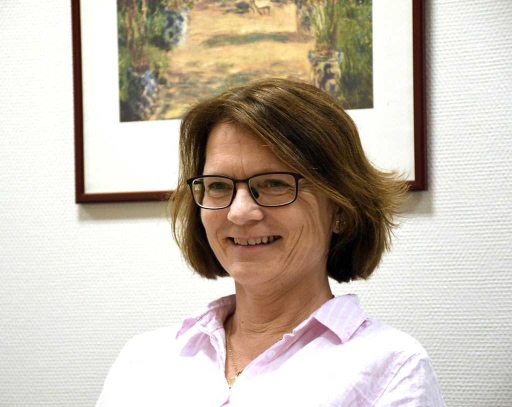 En kvinne med briller