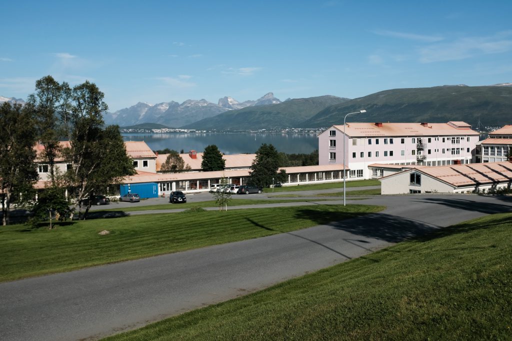 En vei med bygninger og trær ved siden av