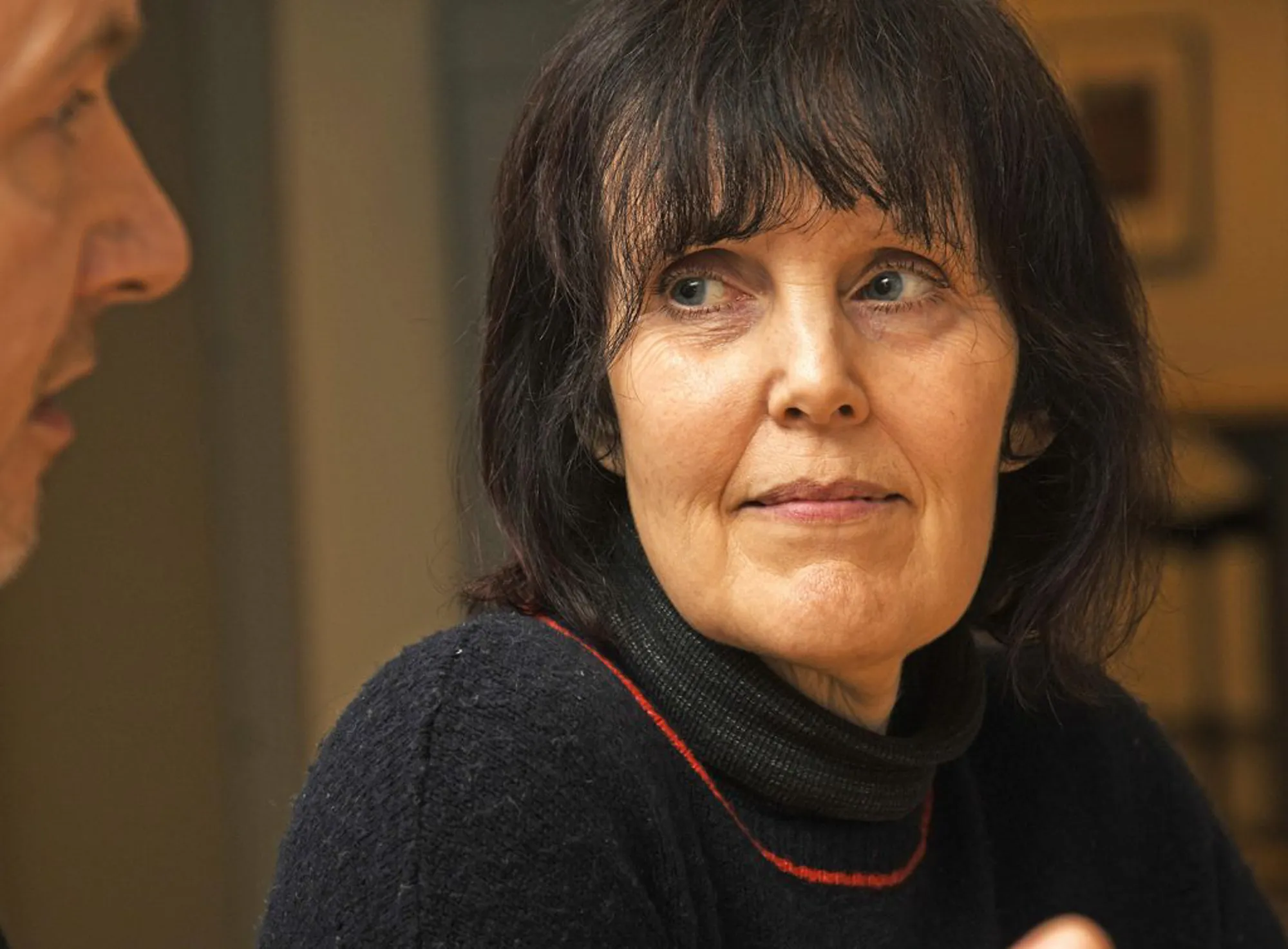 En person som ser inn i kameraet