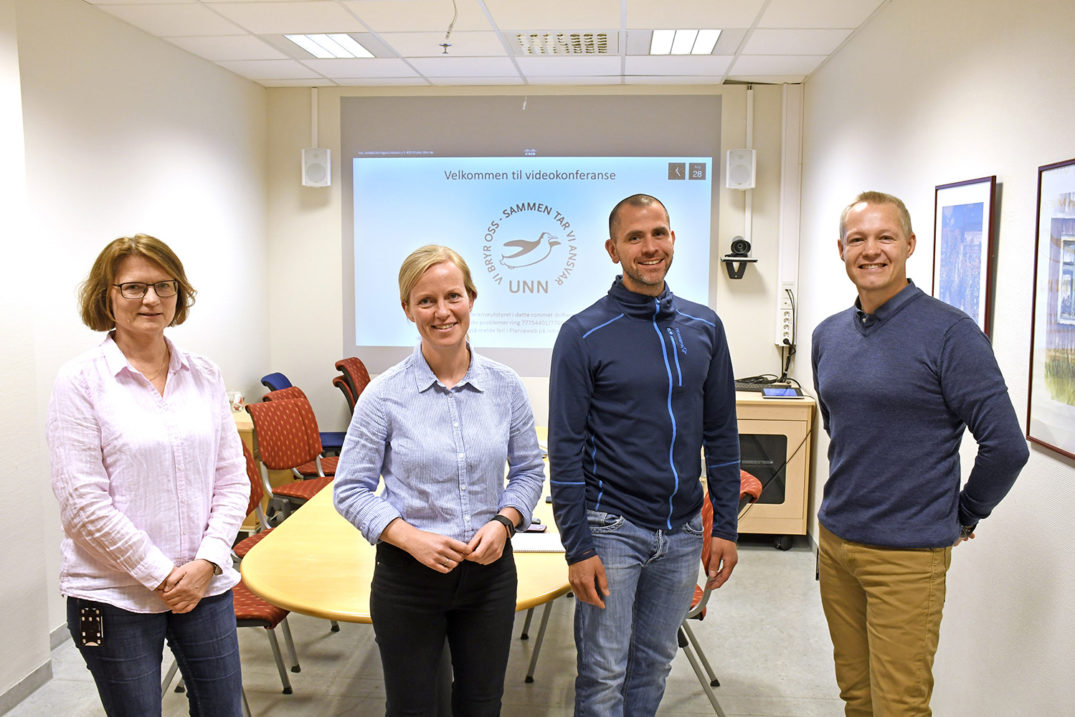 En gruppe mennesker som poserer for et bilde