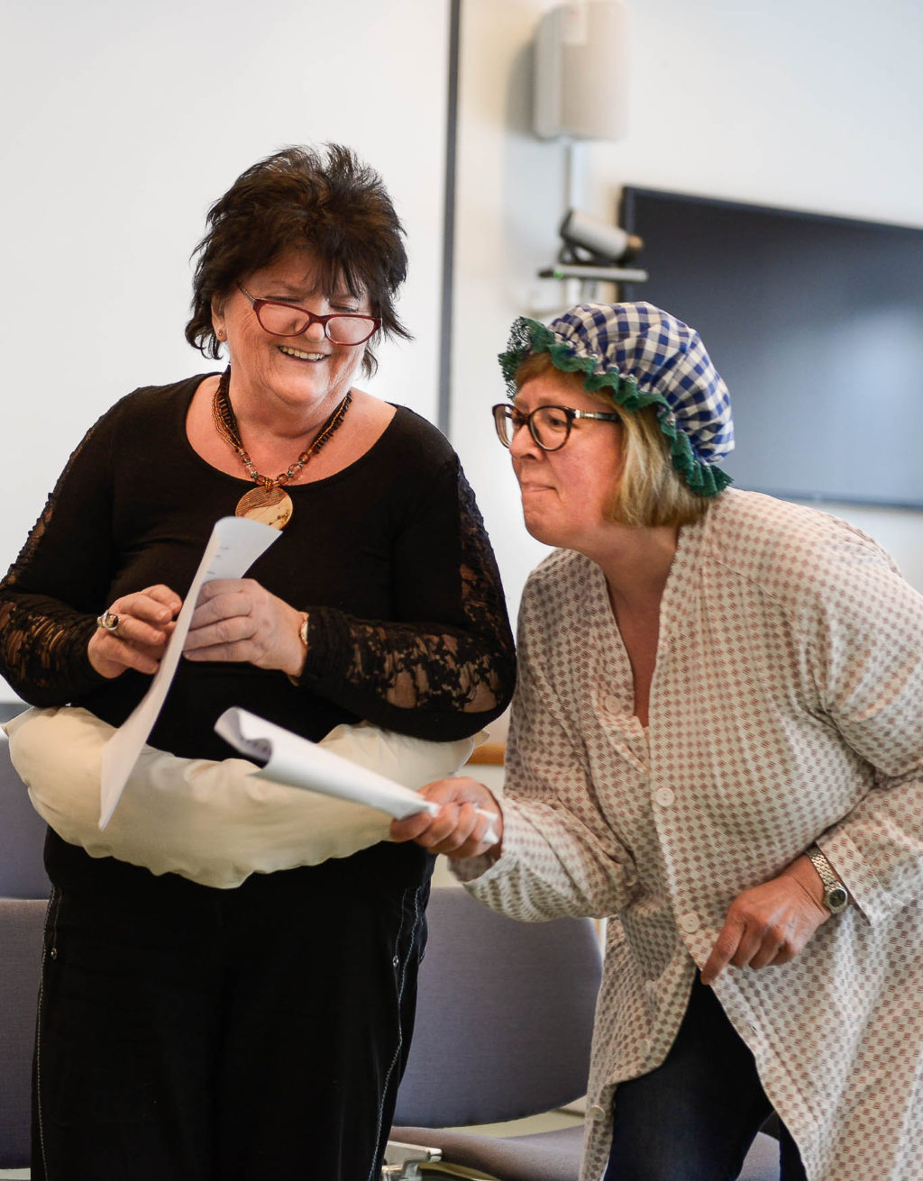 En person som gir en person et ark