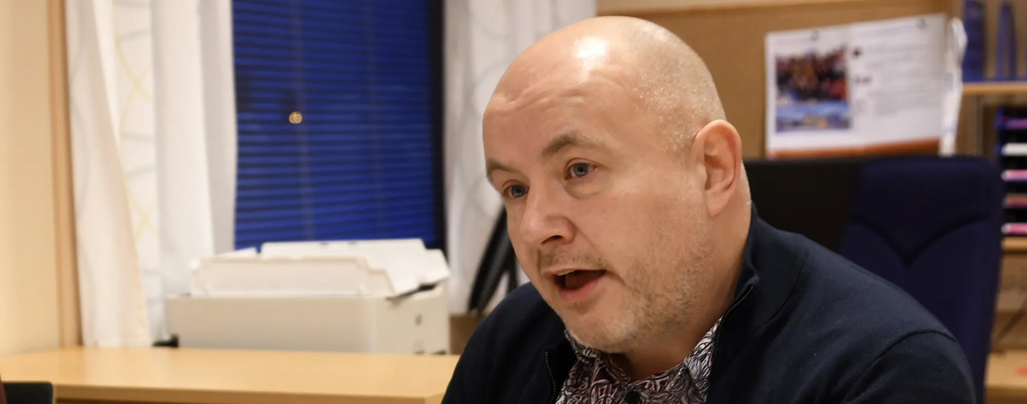 En mann som sitter ved et skrivebord