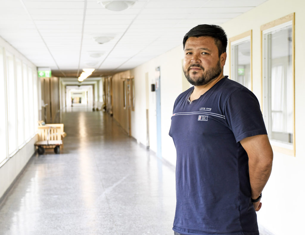 En mann som står i en korridor