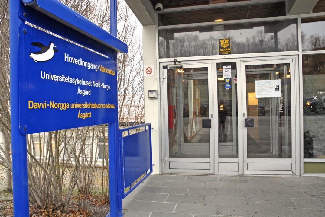 Et skilt utenfor en bygning