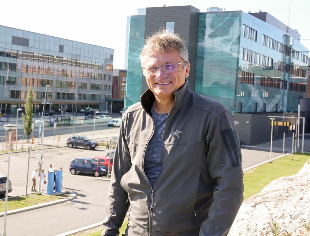 En mann som står utenfor