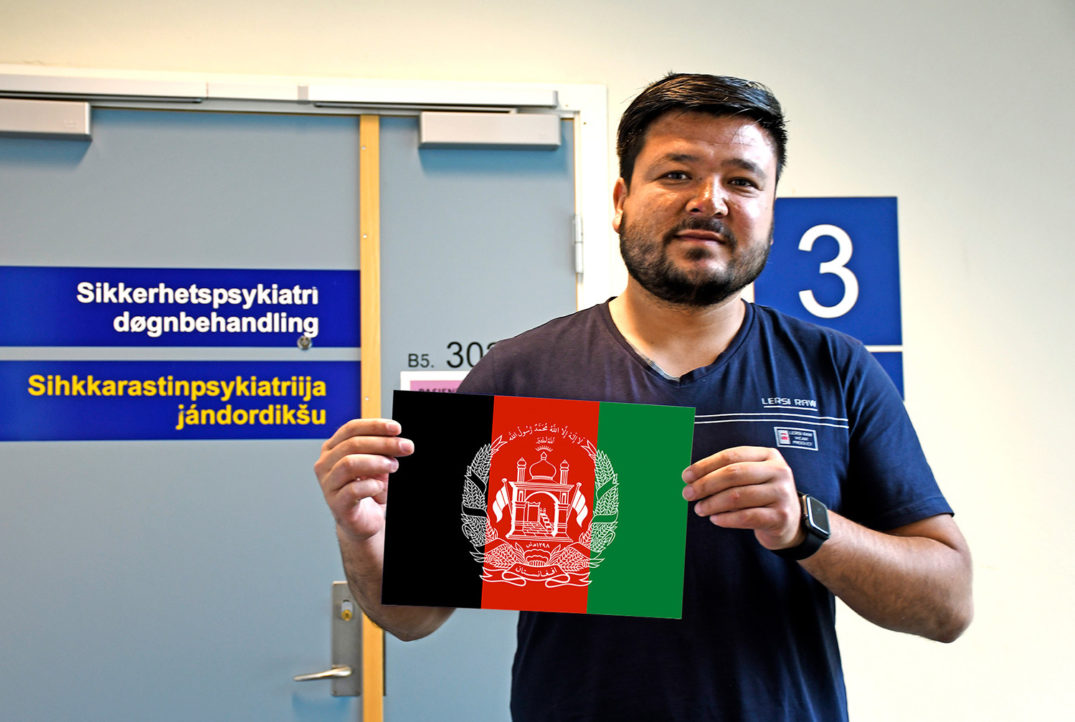 En mann som holder en bok