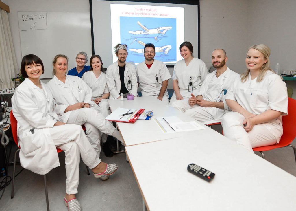 En gruppe mennesker som sitter ved et bord