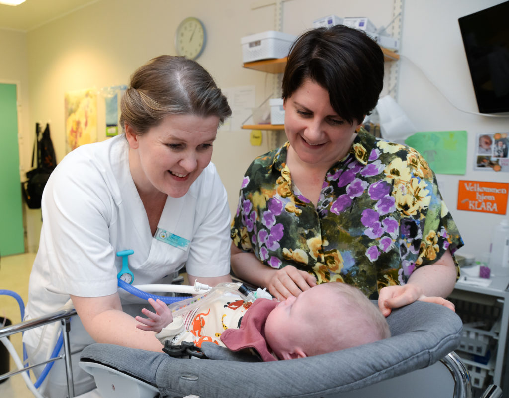 En person som holder en baby