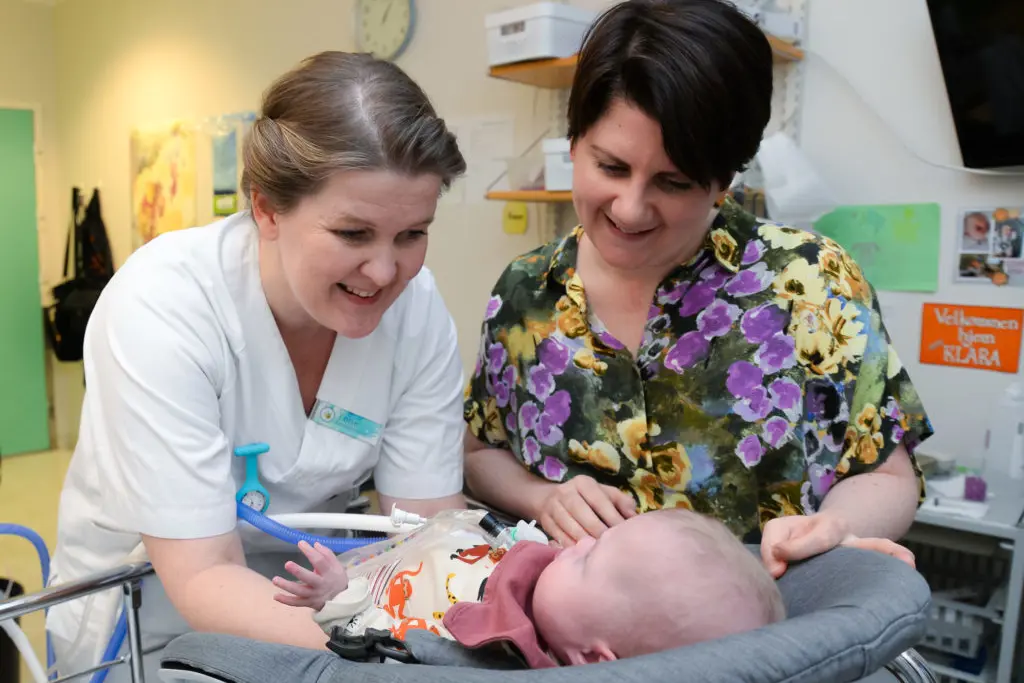 En person som holder en baby