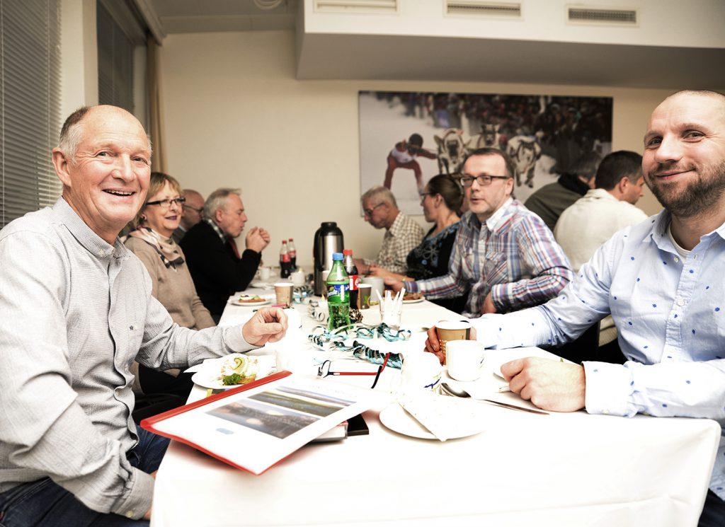 En gruppe mennesker som sitter ved et bord