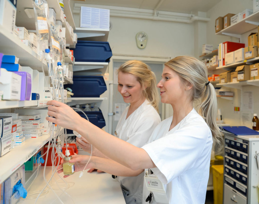 Et par kvinner i et laboratorium