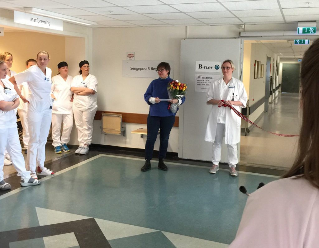 En gruppe mennesker i hvite uniformer