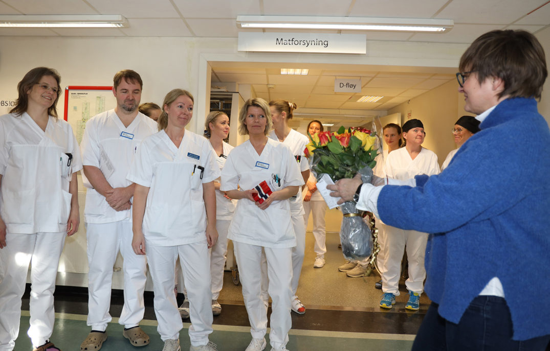 En gruppe mennesker i hvite karateuniformer