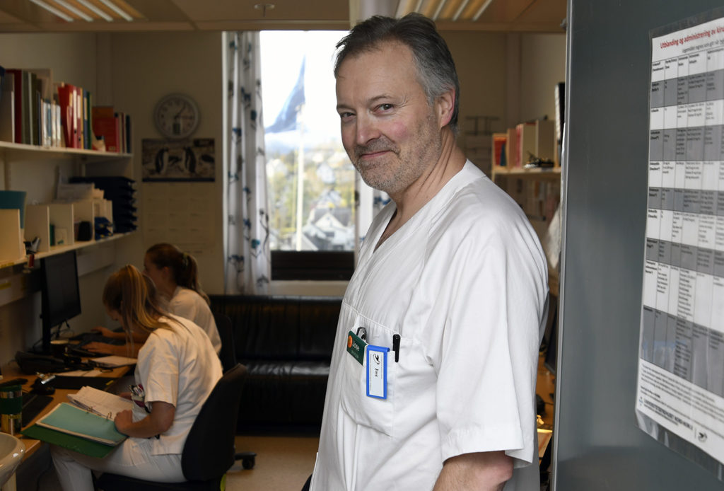 En mann i hvit frakk