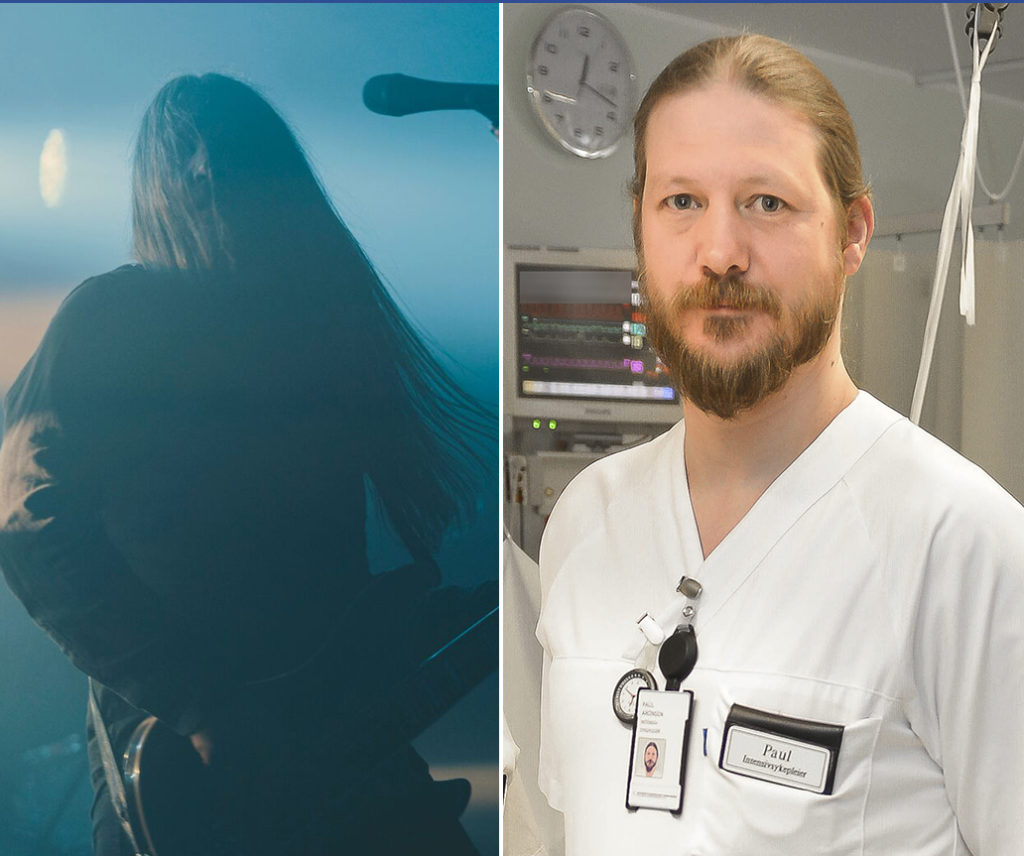 En mann som står ved siden av en blå fisk