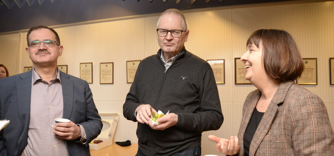 En gruppe mennesker som holder kopper