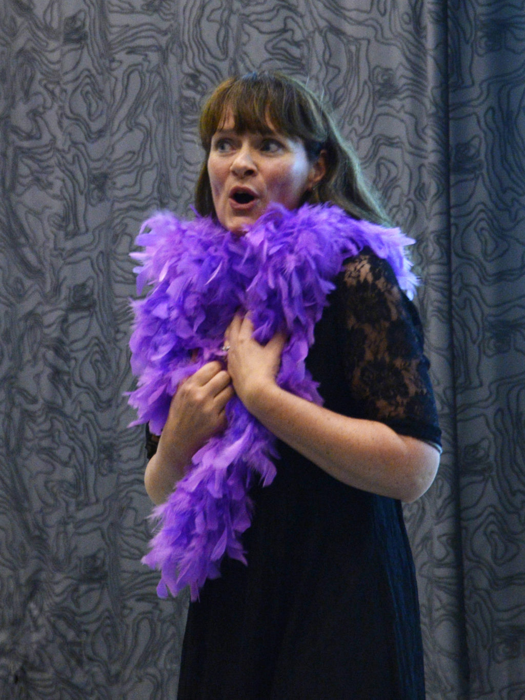 En person iført en lilla kjole