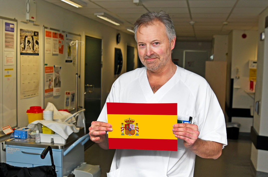 En mann som holder et skilt