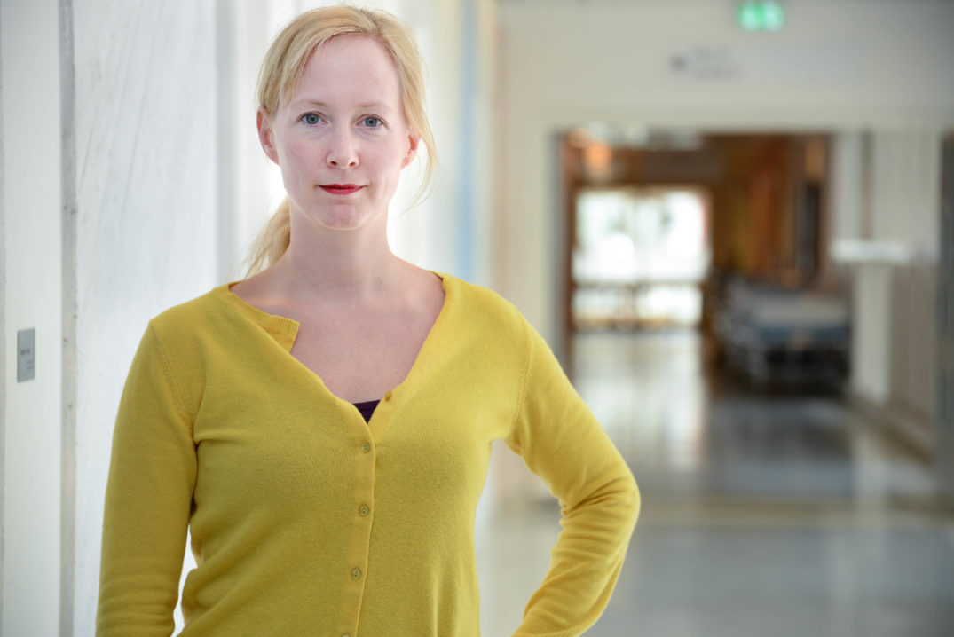 En person i gul skjorte