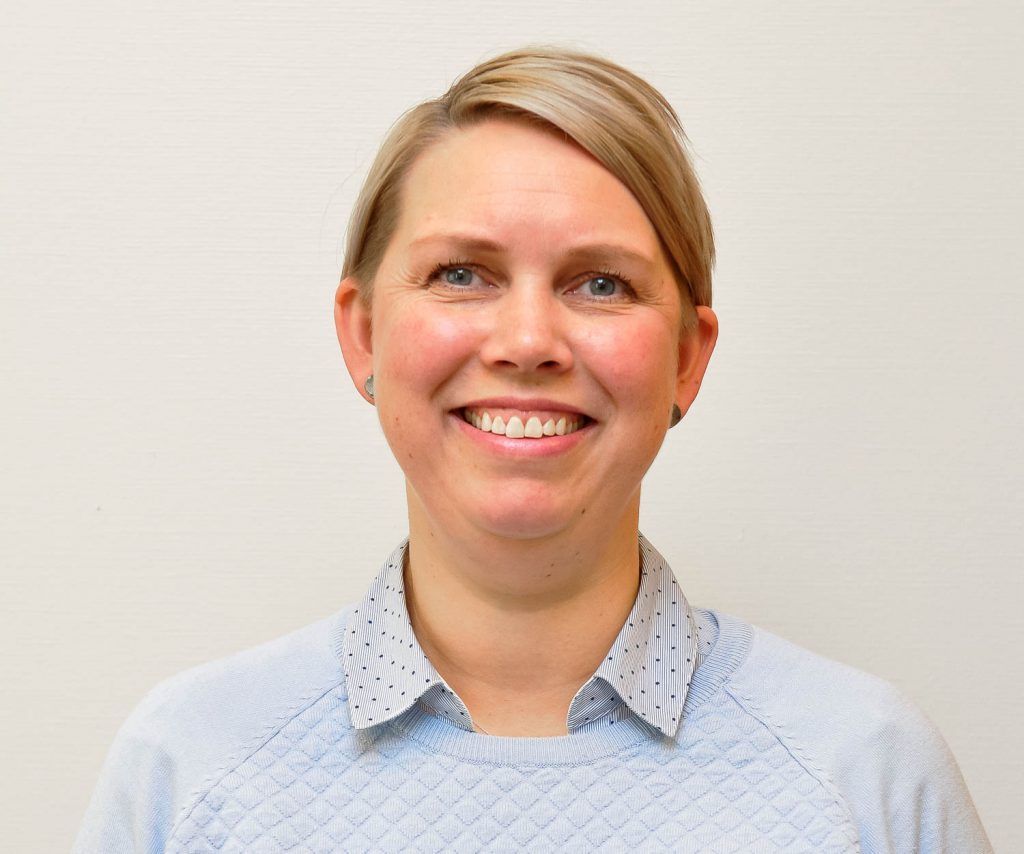 En person som smiler til kameraet