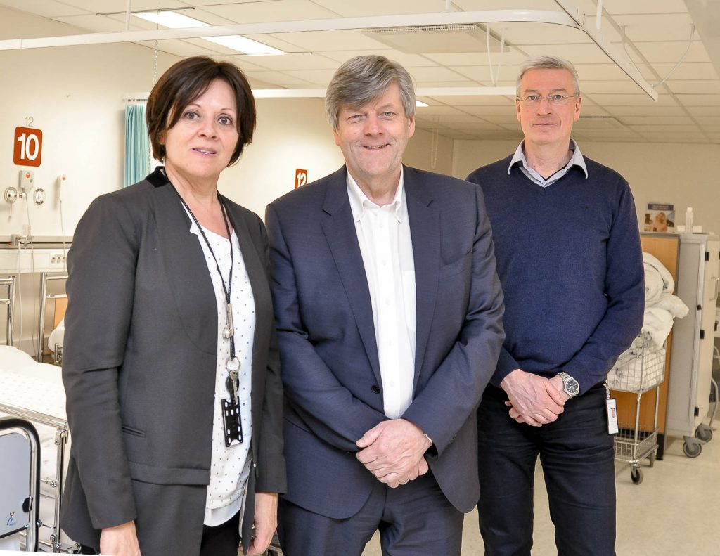 En gruppe mennesker som poserer for et bilde