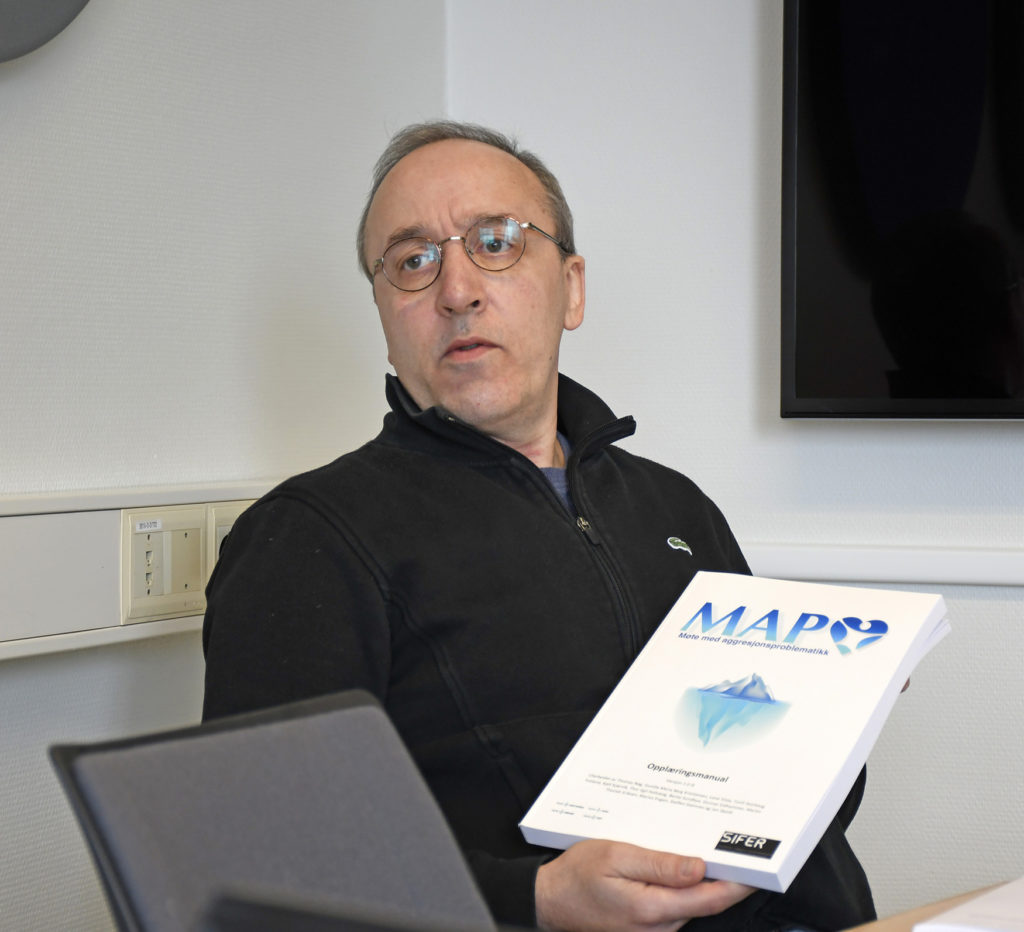 En mann som holder et papir