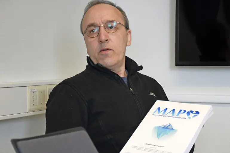 En mann som holder et papir