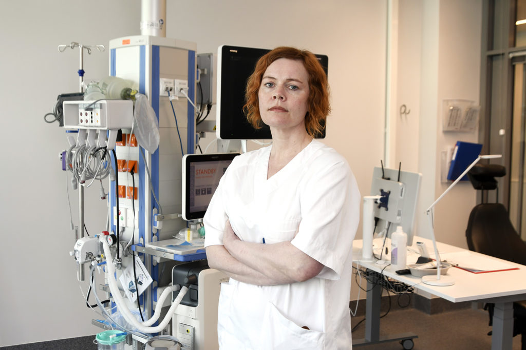 En person i hvit laboratoriefrakk