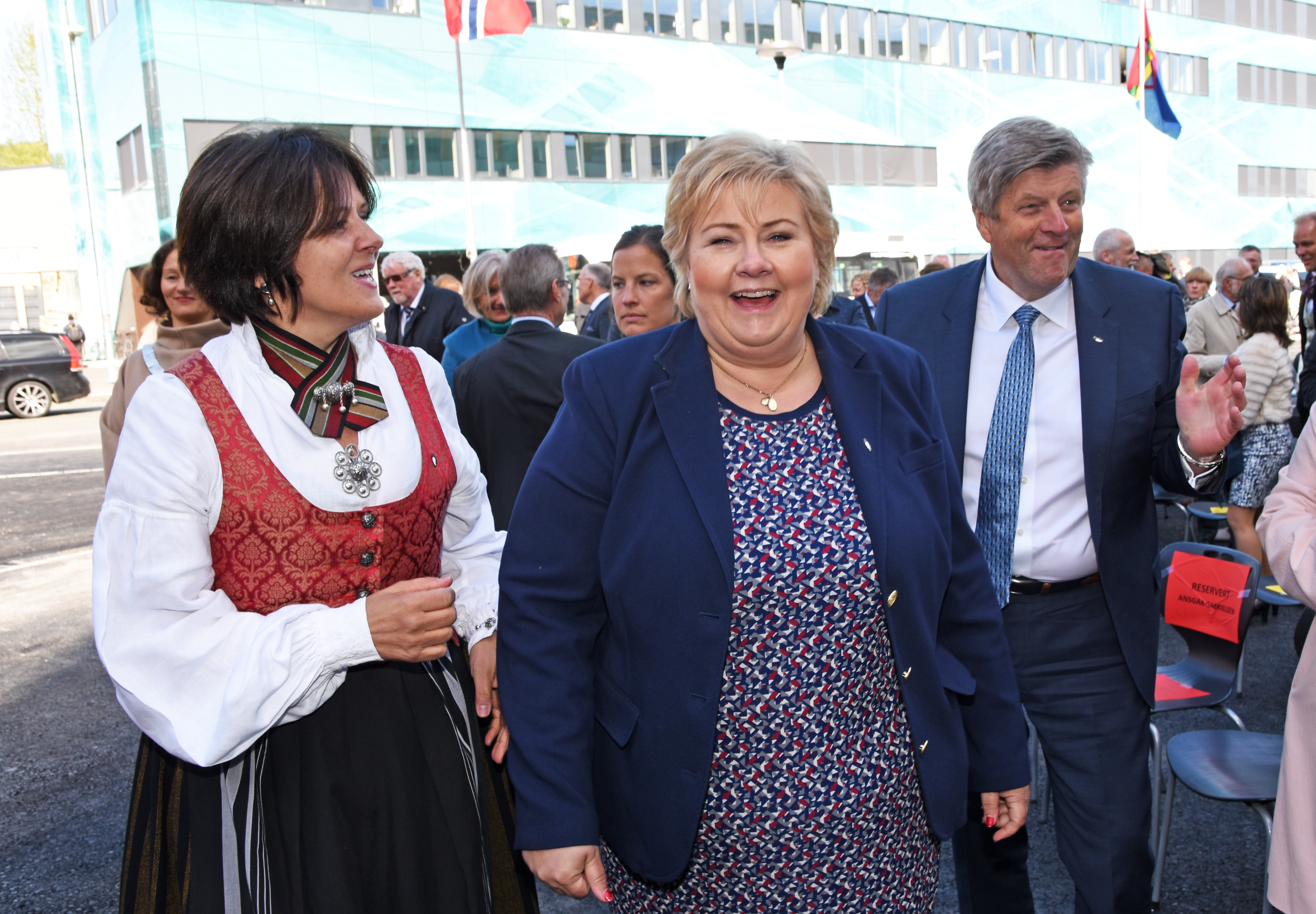 En gruppe mennesker som står sammen